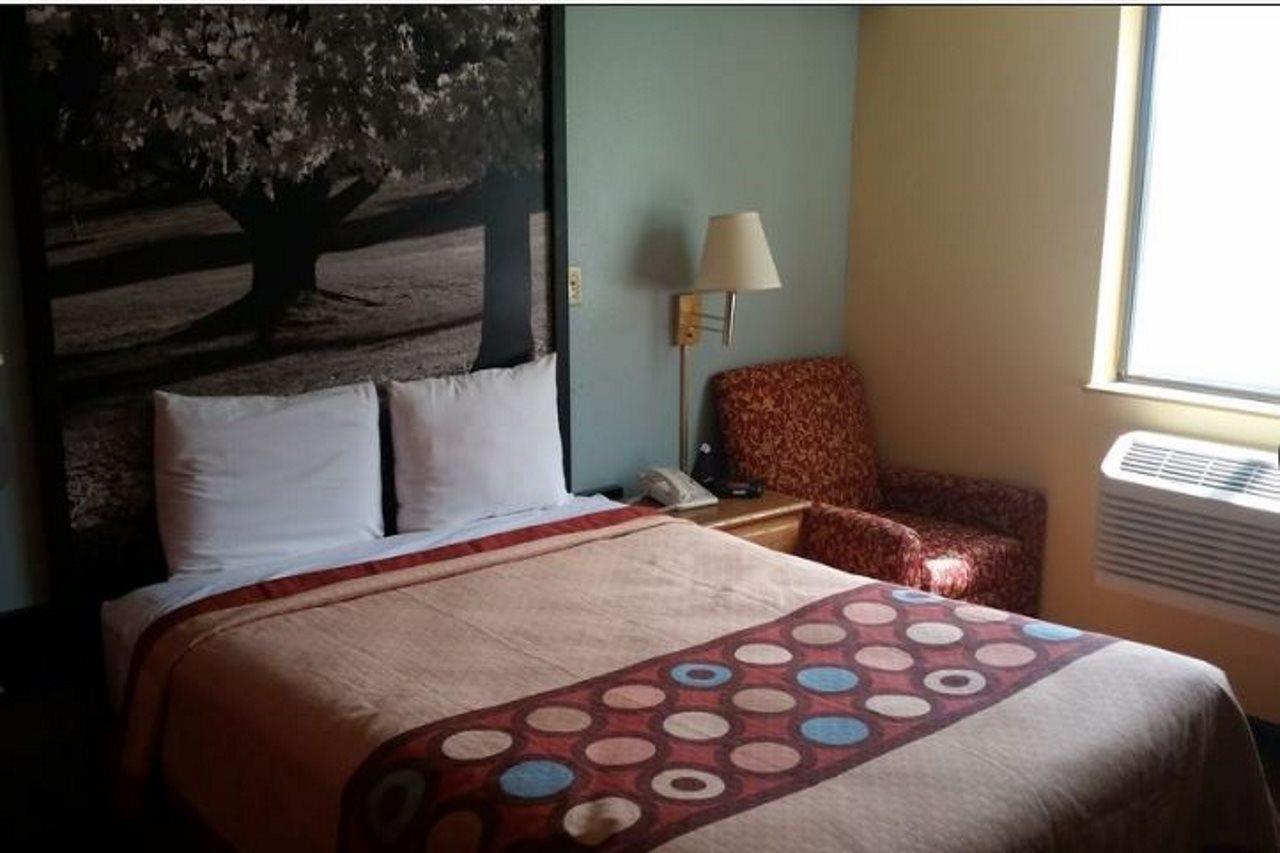 Super 8 By Wyndham Baltimore/Essex Area Exterior photo
